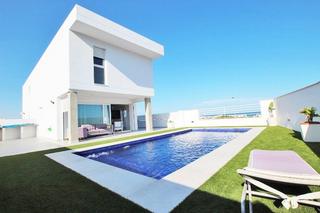 Chalet  Avenida de olivero. Villa con vistas frontales al mar