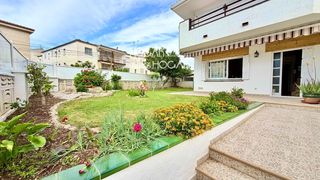 Casa  Vendrell. Adosada esquinera con jardin, a 250 m de la playa en cunit