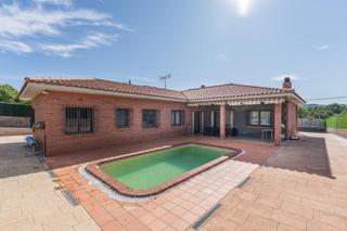 Chalet in Querol. Casa independiente en venta en urbanización mas bermell, municip