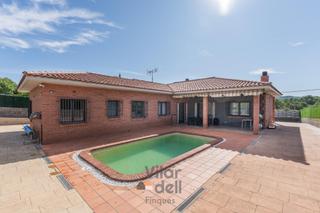 Chalet in Querol. Casa independiente en venta en urbanización mas bermell, municip