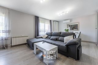 Pis  Carrer francesc layret. Luminoso piso de 89 m2 en can borrell