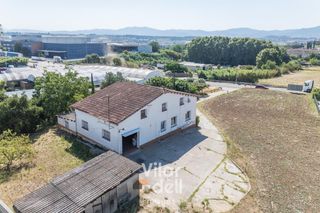 Masia a Casa net. Casa con gran parcela rústica de 3.215 m2 en la urbanización la