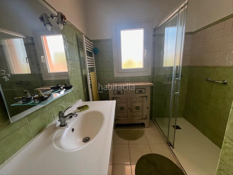 Foto d38ba598-49da-4380-aca6-b6b3e3f61bcd. Chalet spacieuse villa dans écrin de verdure avec 3 chambres plus un appartement proche de la plage principale. en Empuriabrava