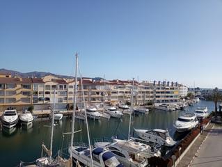 Apartament a Calle del club nutico 1. Dans quartier tranquille d'empuriabrava proche de plage et centr