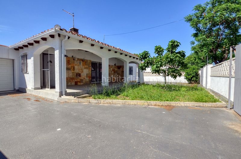 Foto 47385441-c1d0-44e2-932f-eadafa8608fa. Casa amb xemeneia aparcament a Montgrí Empuriabrava