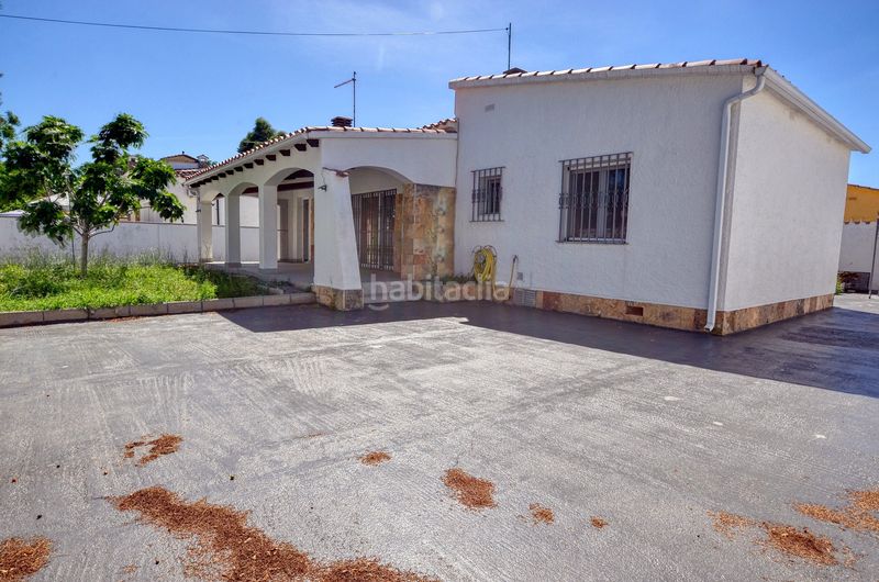 Foto 4d0771a5-5186-45f5-83ed-6f11dbcc2f9b. Casa amb xemeneia aparcament a Montgrí Empuriabrava