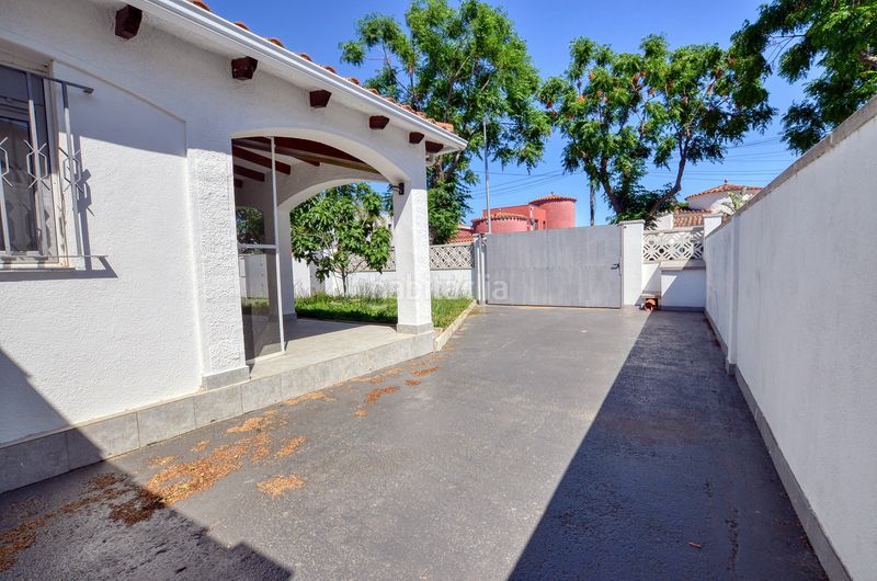 Foto 6d919124-d69f-47b7-a07f-b289cbd0b758. Casa amb xemeneia aparcament a Montgrí Empuriabrava