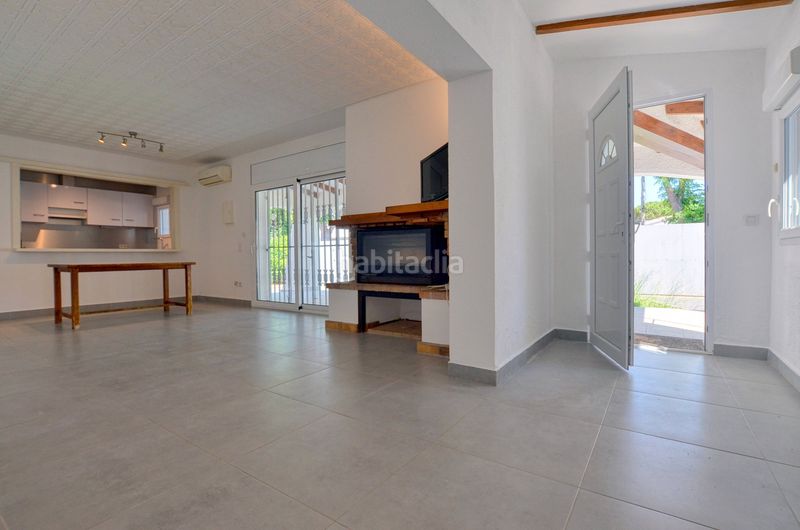Foto a5a45e6b-4fd3-4169-bff2-f12d1e251df1. Casa amb xemeneia aparcament a Montgrí Empuriabrava