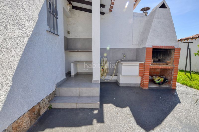 Foto a62d36bf-8acc-4a5e-bbcb-1ce0542e0bf2. Casa amb xemeneia aparcament a Montgrí Empuriabrava
