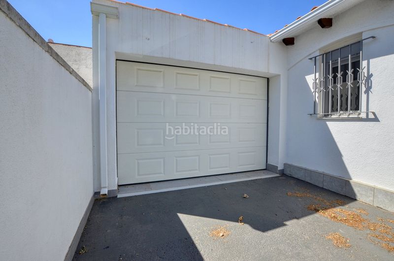 Foto f5313a78-8406-4f81-98a9-3edfca23c2ef. Casa amb xemeneia aparcament a Montgrí Empuriabrava