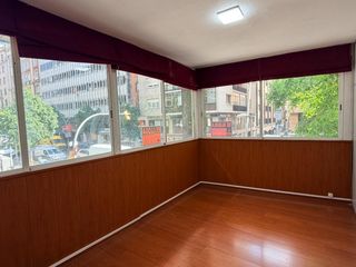 Miete Büro in Calle granada del penedes 19. Oficina en entresuelo esquinero!