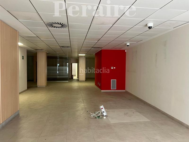 Foto 98df9bb2-d298-403a-8335-dcee9c0ec4e0. Local comercial en calle bogatell 29 amplio y luminoso! en Sant Adrià de Besòs