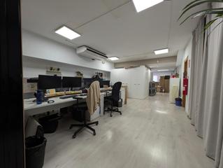 Business premise in Mare de deu del coll 70. Muy versátil y en perfecto estado de conservación