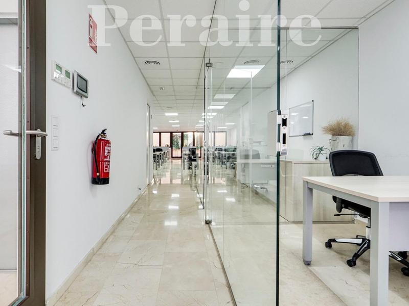Foto 47fe13cc-250b-4f94-b28b-0b4efc7bd303. Alquiler oficina salas privadas en el 22 en Poblenou Barcelona