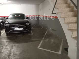 Miete Motorradparkplatz in Calle berlines 23. Para 2 motos