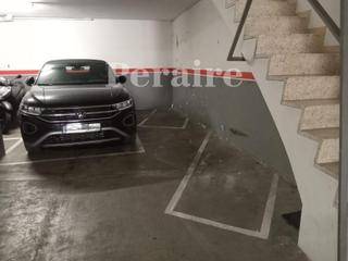 Miete Motorradparkplatz in Calle berlines 23. Para 2 motos