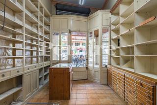 Business premise in Lesseps 31. Doble uso permitido, local y vivienda