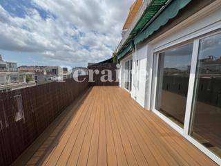 Attique à Calle londres 65. Reformado con terraza de 26 m2