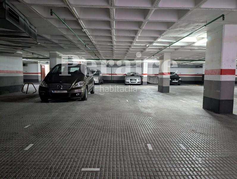 Foto 4a056126-3770-443d-8ebc-c734df414c6d. Alquiler parking coche en avenida roma 120 grandes plazas! en Barcelona