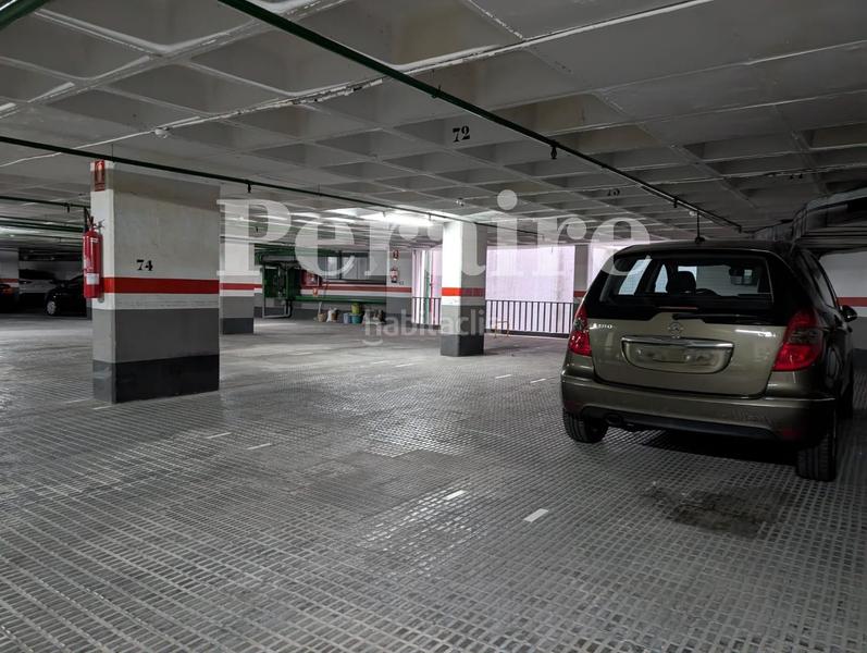 Foto 9425fb7f-f52d-4d93-b614-f92e520eb09f. Alquiler parking coche en avenida roma 120 grandes plazas! en Barcelona