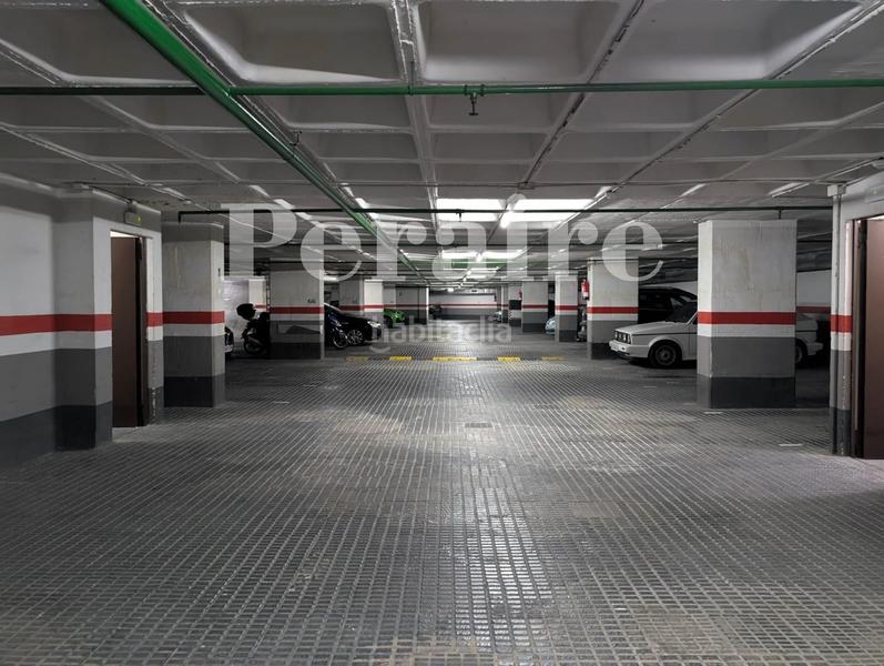 Foto 9e0878a3-618b-49cf-8c73-d287d3dfe9ae. Alquiler parking coche en avenida roma 120 grandes plazas! en Barcelona