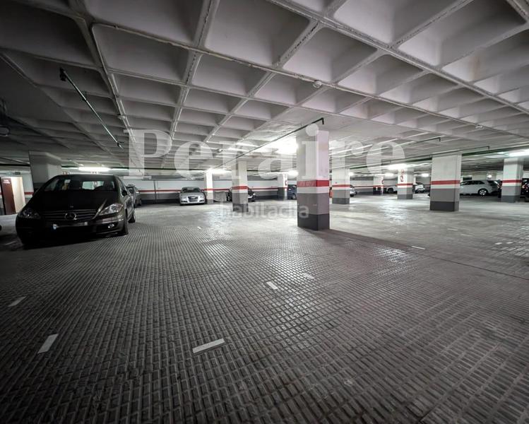 Foto da03af11-97bc-4737-a4b9-bc2dd39b7bda. Alquiler parking coche en avenida roma 120 grandes plazas! en Barcelona