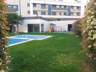 Miete Etagenwohnung in De pompeu fabra 2. Piso de 2 habitaciones en una comunidad con piscina y jardín.