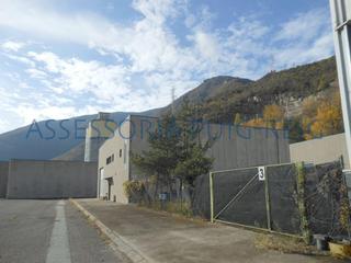 Industrial building in Cercs. Nave industrial de 850 m2  un patio edificable de 500m2 en cercs