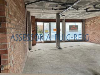 Business premise  Del pla dels ametllers. Local comercial en venda a manresa