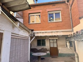 Casa adossada a Puig-reig. Casa de pueblo con patio, garaje y dos baños en el centro de pui