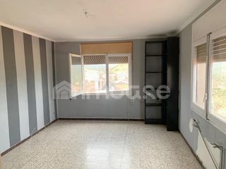 Etagenwohnung in Cardona. Piso amplio para reformar con vistas al castillo de cardona