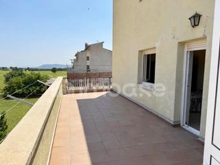 Maison jumelée à Montmajor. Casa con dos viviendas, amplio garaje, terraza y terreno anexo e