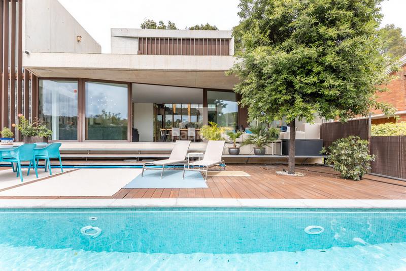 Foto c96b4add-7663-432b-bcbf-bfb7894b8680. Casa amb xemeneia calefacció aparcament piscina a Sant Cugat del Vallès