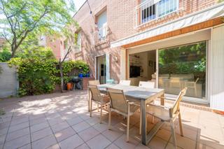 Location Maison jumelée à Carrer de domènec oristrell 27. Casa adossada amb terrasses i garatge a parc central – lloguer t