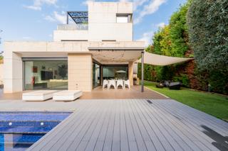 Casa  Carrer blasco ibáñez. Casa contemporània de luxe amb piscina i disseny arquitectònic a