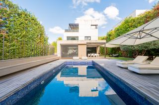 Maison  Carrer blasco ibáñez. Casa contemporània de luxe amb piscina i disseny arquitectònic a