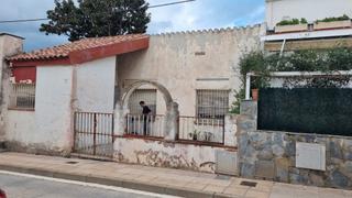 Casa adossada  Avinguda del pla del vent. Casa a reformar amb projecte aprovat a en sant joan despí