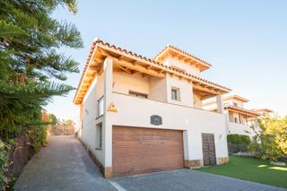 Haus  Carrer xic de l'anyé. Bonica casa unifamiliar amb jardí i piscina a masquefa
