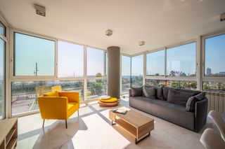 Pis a Passeig de garcia fària 57. Pis lluminós amb vistes panoràmiques al mar en finca moderna