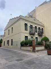 Casa  Avinguda de cerdanyola. Casa catalogada de 1932 reformada amb jardí al centre de sant cu