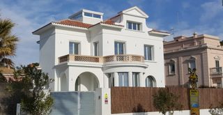 Chalet en Carrer d'orient 90. Propiedad singular con amplio jardín privado