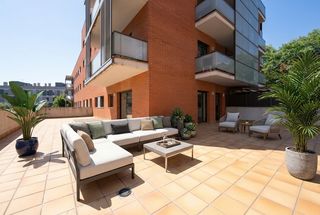 Ground floor  Carrer de jaume de montcorb 4. Exclusiva planta baixa amb 115 m² de terrassa i piscina comunità