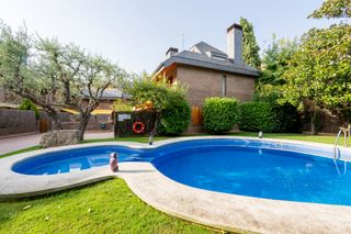 Casa adosada en Avinguda de can picanyol 48a. Acollidora amb molta llum, terrassa, piscina i parking