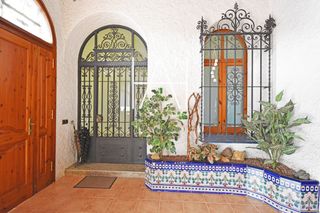 Chalet en Arenys de Munt. Propiedad de 498m2 más garaje. consta de 5 habitaciones, dos bañ