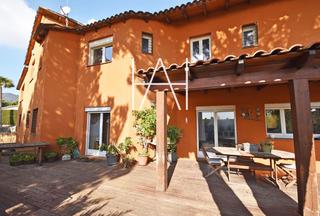 Chalet dans Cabrils. Magnifica casa en venta  con jardn y piscina en cabrils