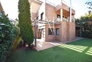 Chalet à Alella. Magnífica casa en venta en el centro de alella