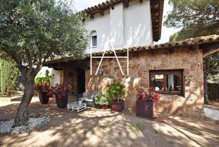 Xalet a Vilassar de Dalt. Casa unifamiliar con licencia turística y vistas a mar
