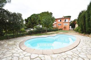 Xalet a Canet de Mar. Casa con tres viviendas independientes en canet de mar