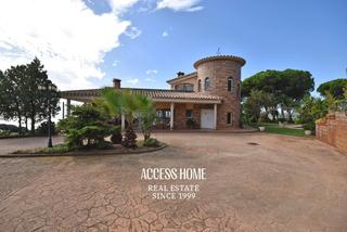 Chalet dans Urbanitzacions. Exclusiva propiedad con vistas a mar en sant pol de mar