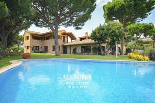 Xalet a Canafort-El Puntó. Una casa con dos viviendas de estilo toscano